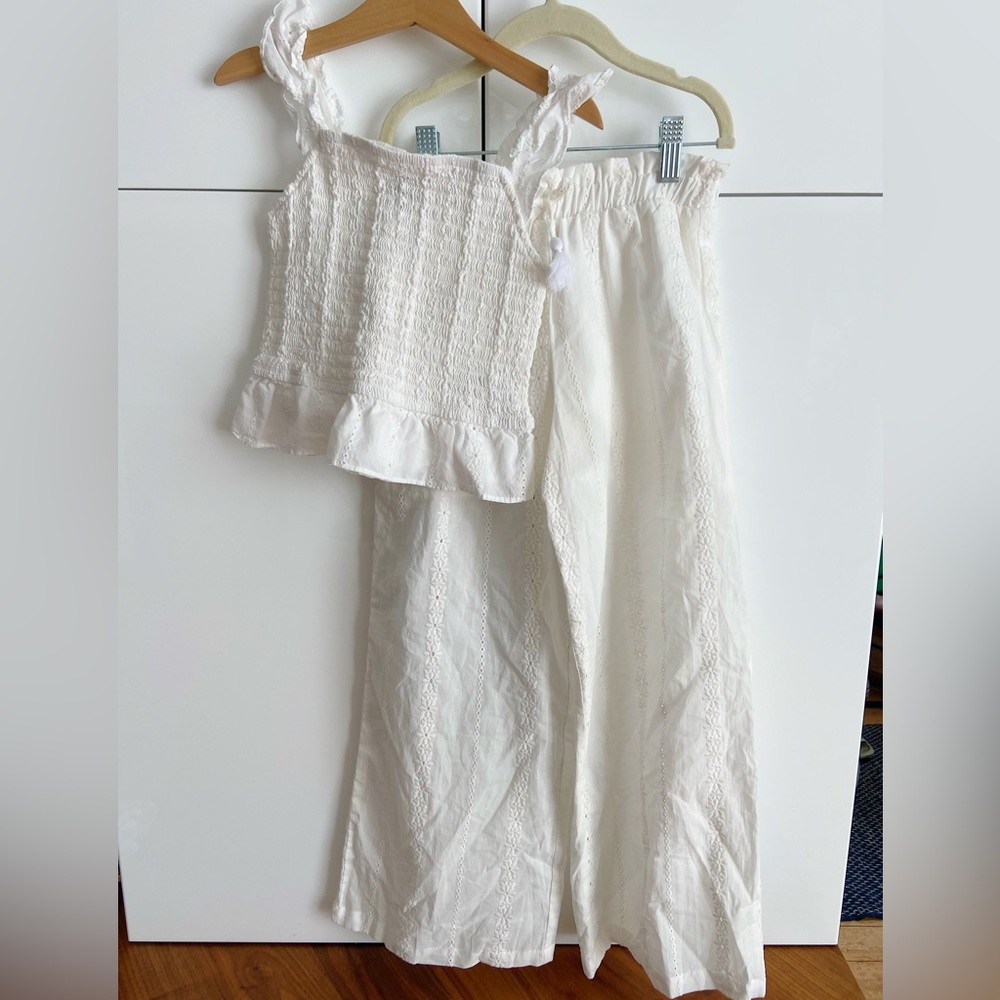 Cat and Jack size 6-8 white summer outfit. Lined pants.